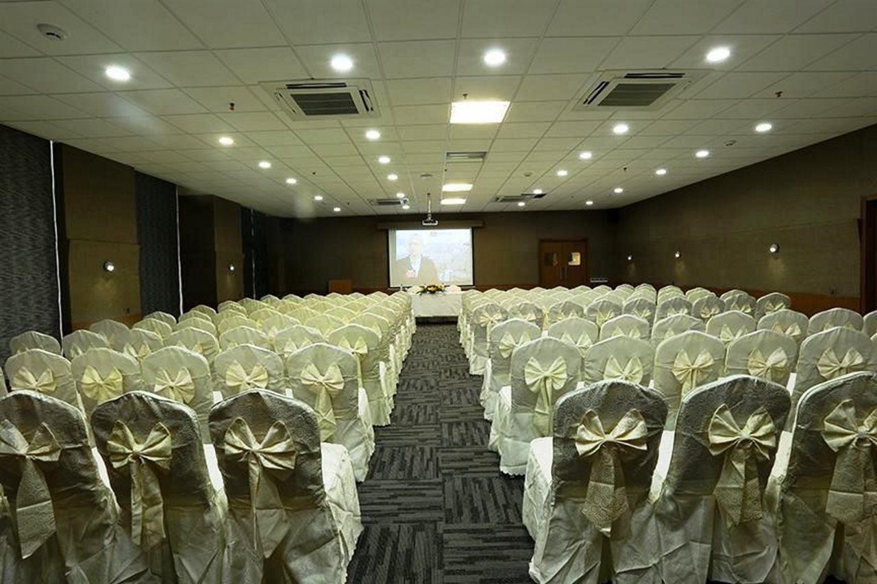 The Gold Beach Resort Daman Exterior foto