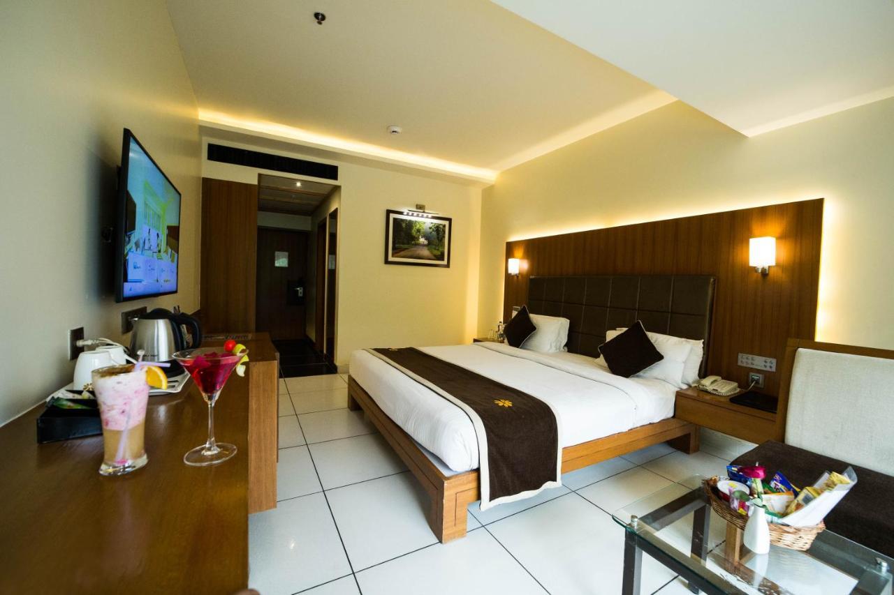 The Gold Beach Resort Daman Exterior foto